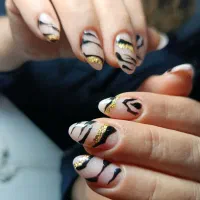 کاشت ناخن . میکاپ محفلی.پیرسینگ.مژه