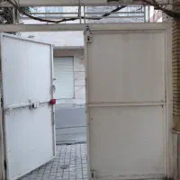 درب آهنی حیاط ویلایی باغی ماشین رو پارکینگ