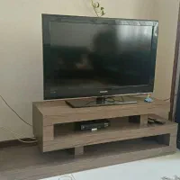 باند و میز تلویزیون