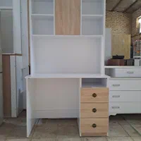 میز تحریر و کامپیوتر کتابخانه دار