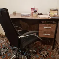 میز تحریر بزرگ همراه با صندلی چرخدار چرم