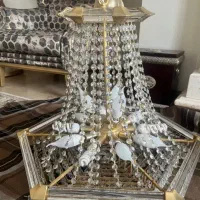 یک جفت لوستر کریستال بزرگ