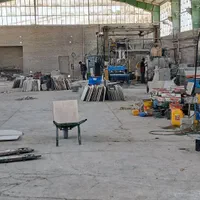 کارگر سنگ‌بری وسط کار