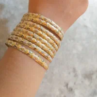 ۸ عدد النگو و ۱ عدد تک پوش ۱۸ عیار ۲۰۰ بالای تابلو