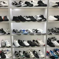 ویترین مغازه کفش فروشی