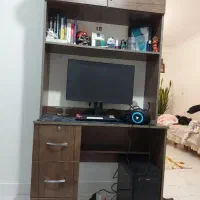 میز کامپوتر و کتابخانه در بالا