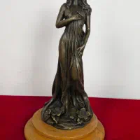 مجسمه برنز دختر دست به سینه برنزی