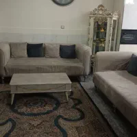 یه سرویس مبل راحتی هشت نفر با میز جلومبلی وعسلی