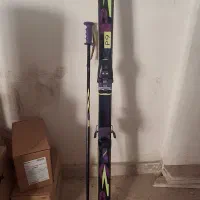 یک ست کفش اسکی به همراه چوب