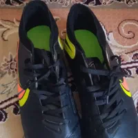 دو عدد کفش ورزشی برای فوتسال نو