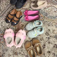 تعدادی کفش،نیم بوت و صندل بچه گانه