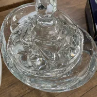 چند عدد ظروف بلوری