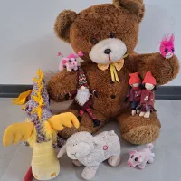 تعدادی عروسک کوچک و بزرگ