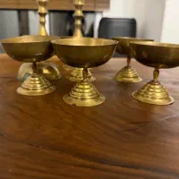 ظروف برنجی همراه یک جفت شمعدان