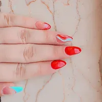 خدمات ناخن با بهترین مواد|خدمات آرایشگری و زیبایی|رشت, عینک|دیوار