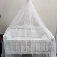 گهواره کنار تخت مادر