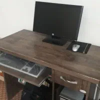 کامپیوتر و میز