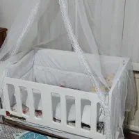 گهواره و تخت کنار مادر