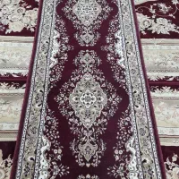 یک عدد کنار فرش رنگ قرمز