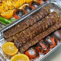 یک خانوم برای کار در تهیه غذا