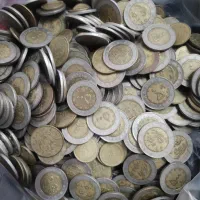 تعداد زیادی سکه قدیمی و جمهوری