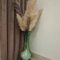 گلدان بلور کنار سالنی