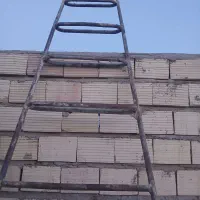 یک عدد نردبان آهنی