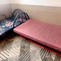 دو تخت فلزی با قابلیت دو طبقه شدن