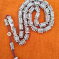 تسبیح برنج کوب و استخوان شتر در اردبیل|کلکسیون اشیاء عتیقه|اصفهان, براآن شمالی|دیوار