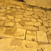 استا کارگر جهت اجرای سنگفرش در شهر درح