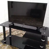 تلویزیون 32اینچ HYUNDAIو میز تلویزیون