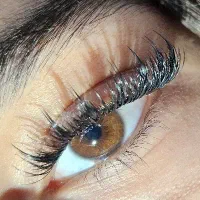 کاشت مژه و ناخن سیار