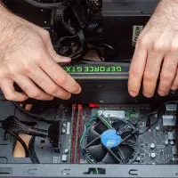 ارائه خدمات تخصصی کامپیوتر وماشینهای اداری در محل