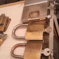 تعدادی قفل آویز و کتابی و مغزی