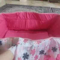 رختخواب و‌گهواره ی کنار تخت مادر