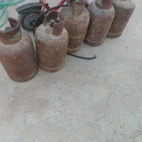 سه عدد کپسول ودوعد چوب لباسی