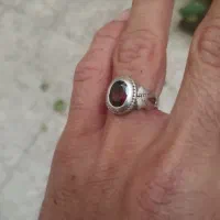 انگشتر یاقوت spnحک شده کنار سنگ