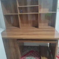 میز مطالعه و کامپیوتر