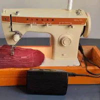یک دستگاه چرخ خیاطی سینگر برقی