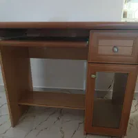 یک عدد میز کامپیوتر و صندلی چرخ دار