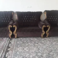 یک دست مبل همراه با میز عسلی