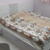 تخت و‌ تشک و پاتختی و آینه و دراور