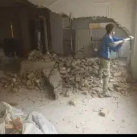 تخرب. کف سرامیک سروببس حمام در پنجره دببوار