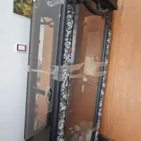 بوفه در حد نو کاملا تمیز و دارای 4طبقه شیشه ای