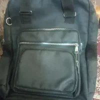 تعدادی کیف مدرسه مشکی و سرمه ای سالم قیمت ۴۰۰