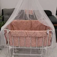 گهواره کودک کنار تخت مادر