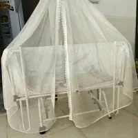 گهواره کنار تختی مادر