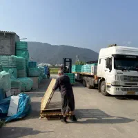 آقا جوان کار در انبار کاشی و سرامیک