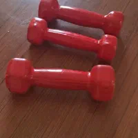 دمبل نیم کیلویی دو عدد .و یک عدد یک کیلویی