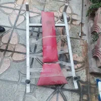 میز ورزشی و میله هالتر و وزنه